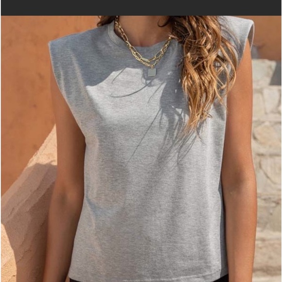🐦🪺NWT Gray sleeveless top with shoulder pads - Picture 1 of 2
